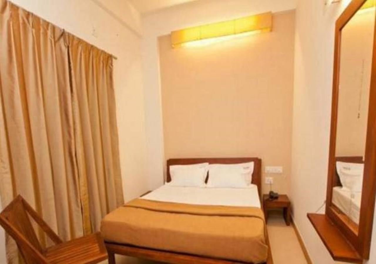 Hotel Holiday Home Bangalore Exteriör bild